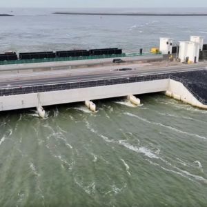 Nieuwe spuisluizen Afsluitdijk bij Den Oever voor het eerst geopend
